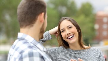 Karşınızdaki Kişinin Size Duygusu Olduğunu Gösteren 5 Davranış